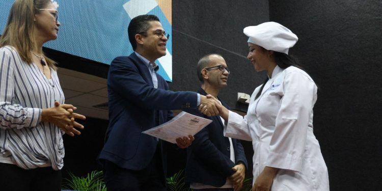 Carabobo: Alcalde León Jurado entregó certificados a 160 nuevos profesionales en especialidades gastronómicas (+Imágenes)