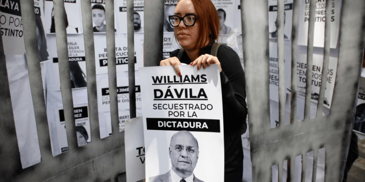 Una venezolana protesta por la liberación de los presos políticos, entre ellos el dirigente Williams Dávila, en Caracas, el 11 de septiembre de 2024.