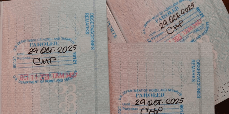 ARCHIVO - Tres pasaportes con las estampas de Inmigración que otorgan el parole humanitario a una familia de cubanos, autorizados para vivir y trabajar legalmente por dos años en EEUU, en Tampa, el 21 de diciembre de 2023.