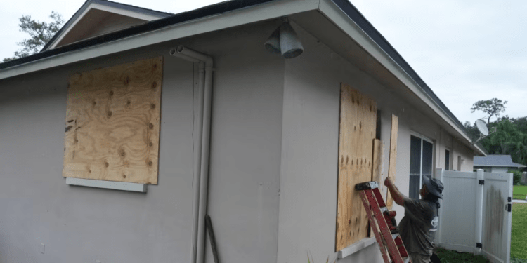 Un residente pone tablas en sus ventanas en Palm Harbor, Florida, antes de la prevista llegada del huracán Milton a mitad de semana, el domingo 6 de octubre de 2024.
