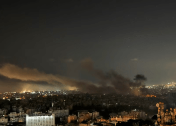 Ataques aéreos israelíes provocan columnas de humo en Dahiyeh, un suburbio de Beirut, Líbano, el 5 de octubre de 2024.