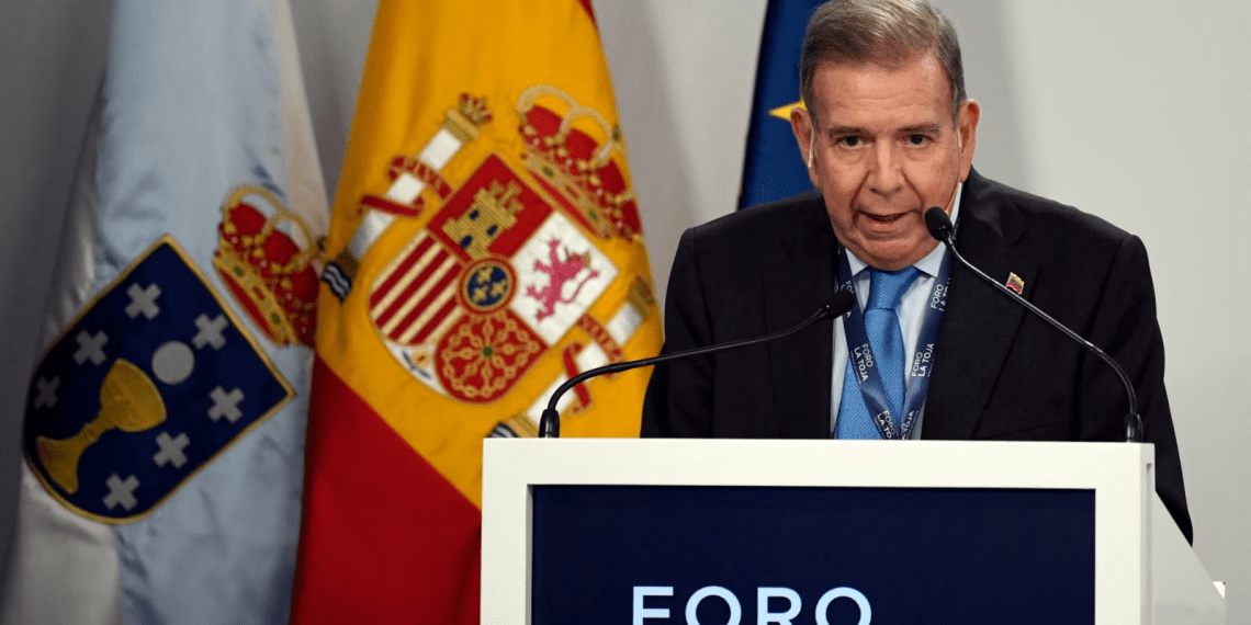 El candidato presidencial de la oposición venezolana, Edmundo González Urrutia, participa en el evento Foro La Toja - Enlace Atlántico, en A Illa da Toxa el 4 de octubre de 2024.