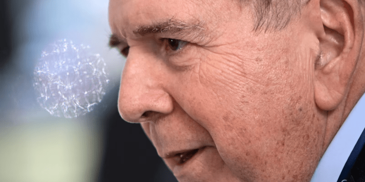 Edmundo González Urrutia conversa con la prensa luego de formar parte del foro La Toja, el 4 de octubre de 2024.
