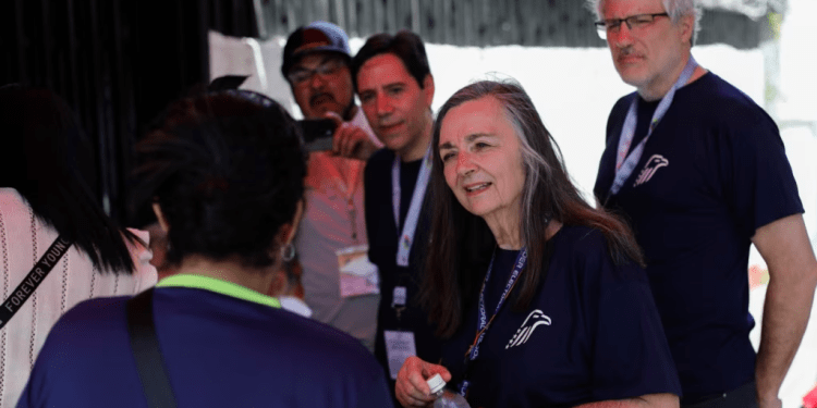 Jennie Lincoln, del Centro Carter, verifica un centro de votación en Caracas, el 28 de julio de 2024. La analista para América Latina de esa organización participó este miércoles en una sesión ordinaria de la OEA, en Washington.