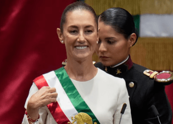 La presidenta Claudia Sheinbaum usa la banda presidencial durante su ceremonia de juramentación como nueva presidenta de México en la Ciudad de México, el martes 1 de octubre de 2024.