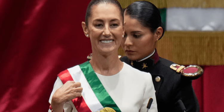 La presidenta Claudia Sheinbaum usa la banda presidencial durante su ceremonia de juramentación como nueva presidenta de México en la Ciudad de México, el martes 1 de octubre de 2024.