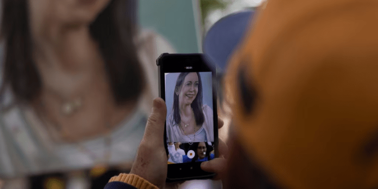 Un manifestante venezolano toma una foto de un retrato de María Corina Machado en Santiago de Chile, el 28 de septiembre de 2024.