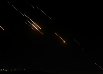 Se observan misiles lanzados desde Irán hacia Israel en la ciudad cisjordana de Nablus el martes 1 de octubre de 2024.