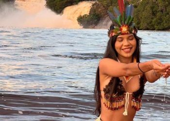 Corina Landaez posa a mediados de 2024 en el Parque Nacional Canaima de Venezuela, donde reside una parte de la etnia Pemón.