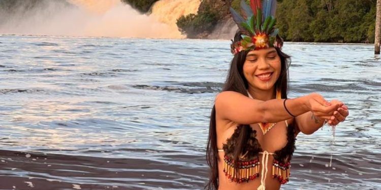 Corina Landaez posa a mediados de 2024 en el Parque Nacional Canaima de Venezuela, donde reside una parte de la etnia Pemón.