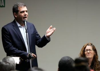 Alfredo Romero, presidente del Foro Penal venezolano, participa en una reunión sobre derechos humanos en Caracas, el 15 de agosto de 2024. La ONG reportó 1.903 presos políticos en el país.