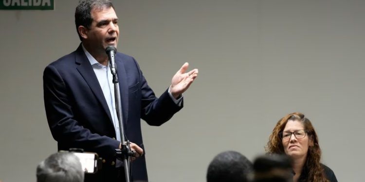 Alfredo Romero, presidente del Foro Penal venezolano, participa en una reunión sobre derechos humanos en Caracas, el 15 de agosto de 2024. La ONG reportó 1.903 presos políticos en el país.