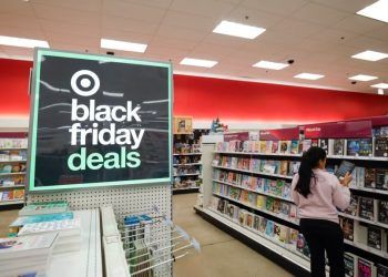 Una mujer hace compras en una tienda Target en Chicago el 26 de noviembre de 2024, antes del día de compras del Viernes Negro. (Foto de KAMIL KRZACZYNSKI / AFP)