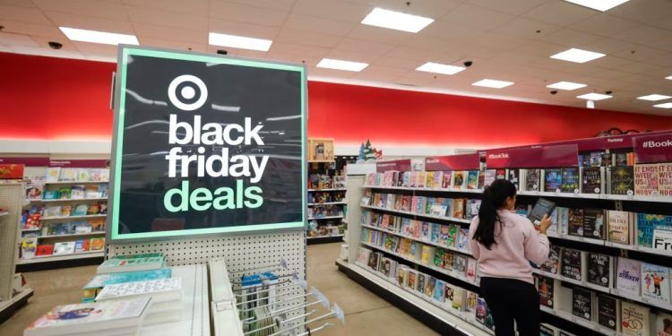 Una mujer hace compras en una tienda Target en Chicago el 26 de noviembre de 2024, antes del día de compras del Viernes Negro. (Foto de KAMIL KRZACZYNSKI / AFP)
