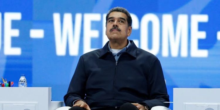 ARCHIVO - El presidente venezolano Nicolás Maduro participa en el foro parlamentario anitfascista en Caracas, el 5 de noviembre de 2024. EEUU anunció sanciones a funcionarios y militares cercanos al líder venezolano.