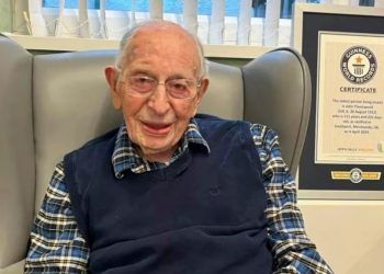 John Alfred Tinniswood posa para una foto el 4 de abril de 2024. El hombre más longevo del mundo murió en Inglaterra a los 112 años el lunes, 25 de noviembre de 2024.
