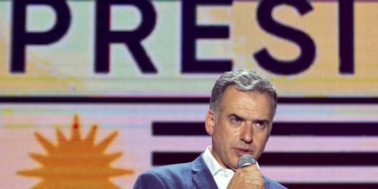 El presidente electo de Uruguay, Yamandu Orsi, de la coalición Frente Amplio, pronuncia su discurso de victoria después de la segunda vuelta de las elecciones presidenciales en Montevideo el 24 de noviembre de 2024.