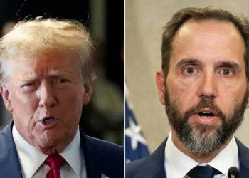 ARCHIVO - Esta combinación de imágenes muestra al presidente electo estadounidense Donald Trump (izquierda) el 15 de febrero de 2024 y al fiscal especial Jack Smith (derecha) el 1 de agosto de 2023.