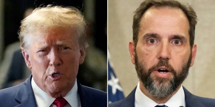 ARCHIVO - Esta combinación de imágenes muestra al presidente electo estadounidense Donald Trump (izquierda) el 15 de febrero de 2024 y al fiscal especial Jack Smith (derecha) el 1 de agosto de 2023.