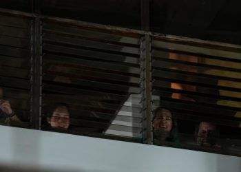 ARCHIVO - Dirigentes de la oposición refugiados en la embajada de Argentina en Caracas se asoman por una de sus ventanas, el 29 de julio de 2024.