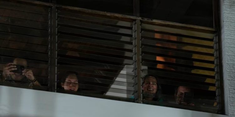 ARCHIVO - Dirigentes de la oposición refugiados en la embajada de Argentina en Caracas se asoman por una de sus ventanas, el 29 de julio de 2024.