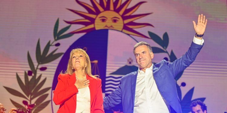 Uruguay celebra triunfo de Yamandú Orsi como presidente tras ganar el balotaje presidencial (+ Videos)