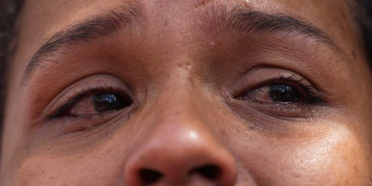 ARCHIVO - Nicole Garrido, hermana del preso político Anthony Pérez, llora durante una protesta en Caracas, el 7 de noviembre de 2024. La oposición ha convocado a una manifestación el 1 de diciembre.