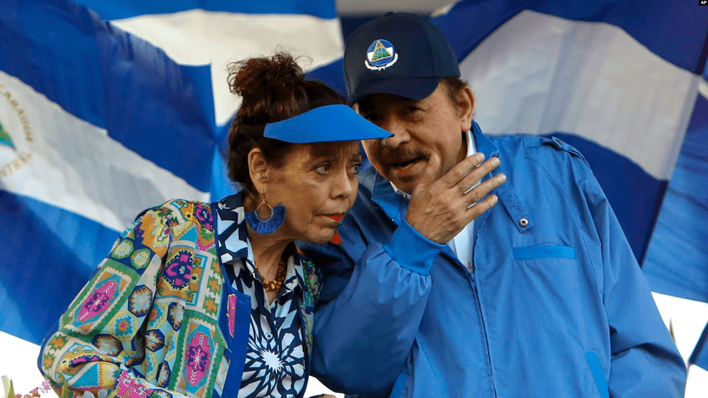 ARCHIVO - El presidente de Nicaragua, Daniel Ortega, y su esposa, la vicepresidenta Rosario Murillo, dirigen un mitin político en Managua, el 23 de agosto de 2023.