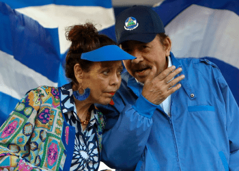 ARCHIVO - El presidente de Nicaragua, Daniel Ortega, y su esposa, la vicepresidenta Rosario Murillo, dirigen un mitin político en Managua, el 23 de agosto de 2023.