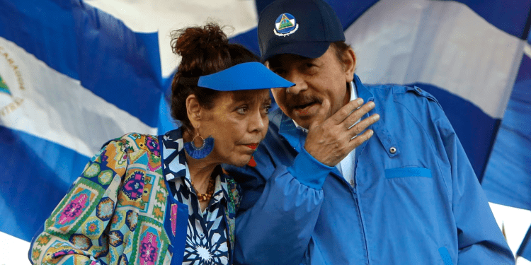 ARCHIVO - El presidente de Nicaragua, Daniel Ortega, y su esposa, la vicepresidenta Rosario Murillo, dirigen un mitin político en Managua, el 23 de agosto de 2023.