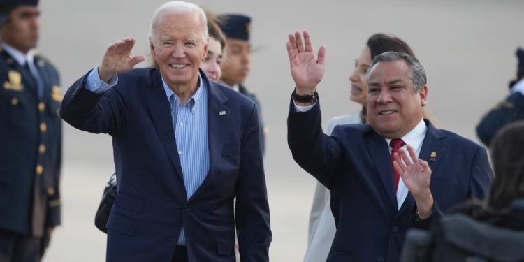 El presidente de Estados Unidos, Joe Biden, y el primer ministro de Perú, Gustavo Adrianzen, saludan en la pista del aeropuerto tras la llegada de Biden a la cumbre de Cooperación Económica Asia-Pacífico (APEC), en Lima, Perú, el jueves 14 de noviembre de 2024.