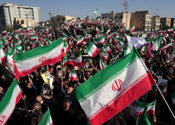 ARCHIVO - Manifestantes progubernamentales ondean banderas iraníes durante las protestas por la muerte de Mahsa Amini, una mujer de 22 años detenida por la policía moral del país, en Teherán, Irán, el 25 de septiembre de 2022.