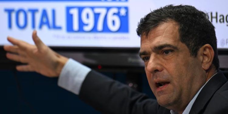 El abogado venezolano Alfredo Romero, presidente de la ONG Foro Penal, actualiza la cifra de presos políticos en el país, en Caracas, este 14 de noviembre de 2024.