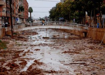 Una persona cruza la quebrada de La Saleta, recientemente desbordada tras fuertes lluvias en Aldaia, Valencia, España, el 13 de noviembre de 2024.