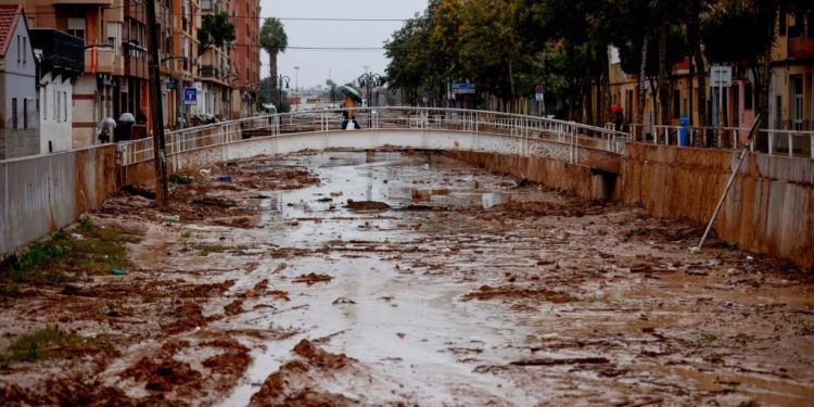 Una persona cruza la quebrada de La Saleta, recientemente desbordada tras fuertes lluvias en Aldaia, Valencia, España, el 13 de noviembre de 2024.