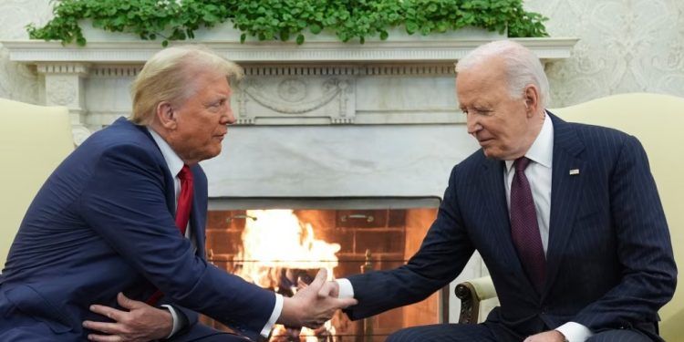 El presidente Joe Biden se reúne con el presidente electo Donald Trump en la Oficina Oval de la Casa Blanca, el 13 de noviembre de 2024, en Washington.
