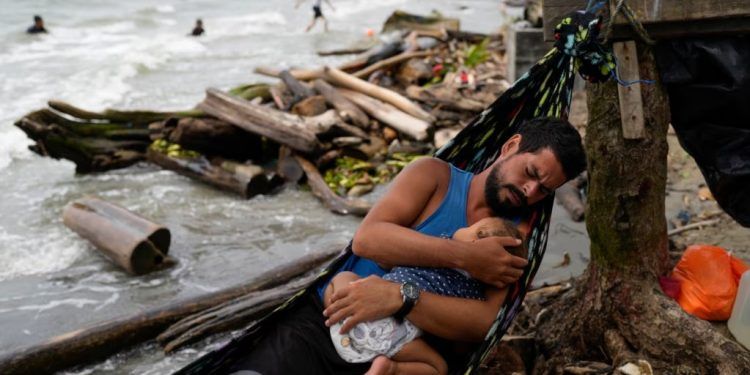 ARCHIVO - Jackson Vargas, migrante venezolano, sostiene a su bebé en sus brazos en Necoclí, Colombia, el 14 de octubre de 2024. Curazao reportó el arresto de 22 venezolanos que intentaban ingresar a su territorio sin la documentación necesaria.