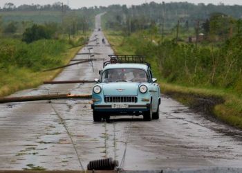 ARCHIVO - Un auto recorre una carretera llena de cables eléctricos caídos tras el paso del huracán Rafael en San Antonio de los Baños, Cuba, el 7 de noviembre de 2024.