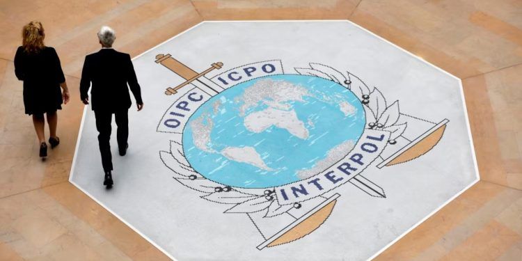 Personas pasan al lado del logo de la Interpol en su sede en Lyon, Francia, el 8 de noviembre de 2018. (ARCHIVO: AP)
