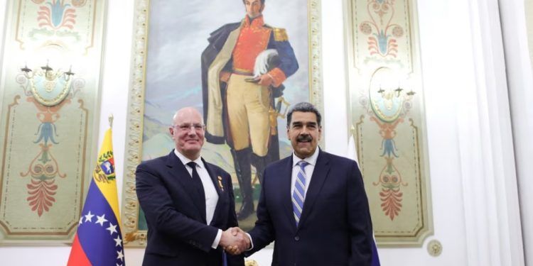 El presidente de Venezuela, Nicolás Maduro, y el viceprimer ministro ruso, Dmitry Chernyshenko, se dan la mano en el Palacio de Miraflores, en Caracas, Venezuela, el 7 de noviembre de 2024. Palacio de Miraflores. REUTERS