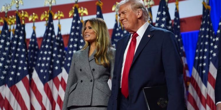 El candidato presidencial republicano, el expresidente Donald Trump, con la exprimera dama Melania Trump en una fiesta para ver la noche de las elecciones en el Centro de Convenciones de Palm Beach, el miércoles 6 de noviembre de 2024, en West Palm Beach, Florida.