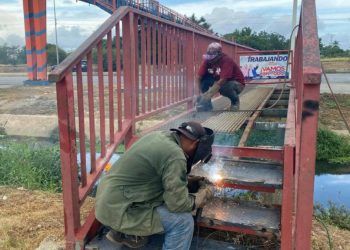 Alcaldía de Puerto Cabello repara puente metálico de urbanización Las Llaves