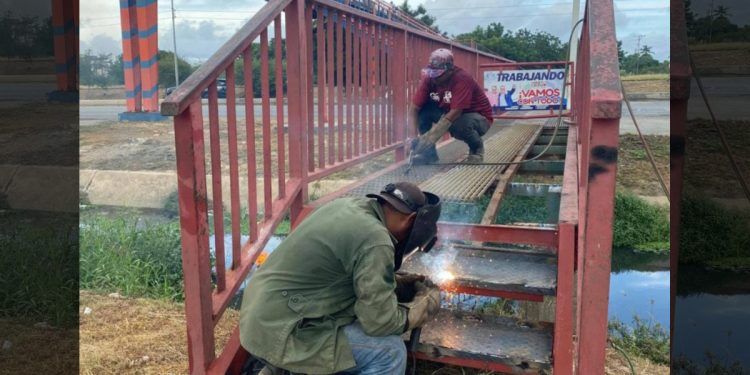 Alcaldía de Puerto Cabello repara puente metálico de urbanización Las Llaves