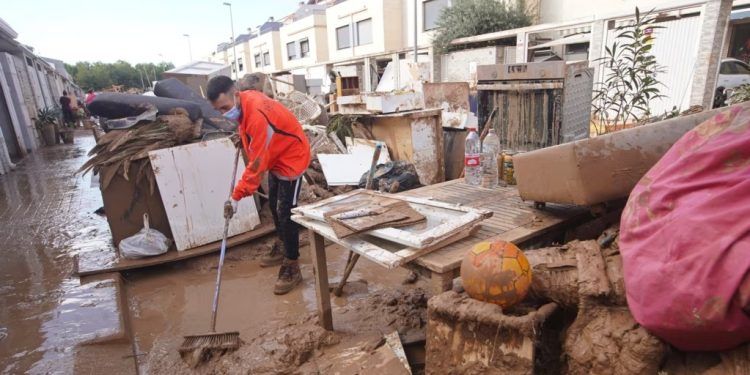 Un hombre barre el barro durante la operación de limpieza después de las inundaciones en Massanassa, en las afueras de Valencia, España, el sábado 2 de noviembre de 2024.