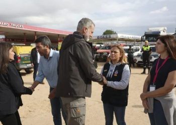 Pedro Sánchez y los Reyes de España recibieron rechazo en la zona cero de Valencia (+ Video)