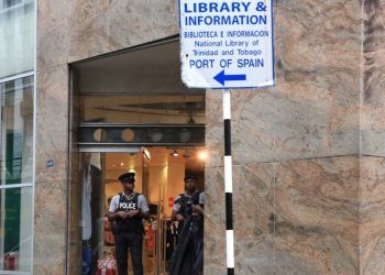 La policía patrulla un edificio público en Puerto España, Trinidad y Tobago, el 30 de diciembre de 2024.