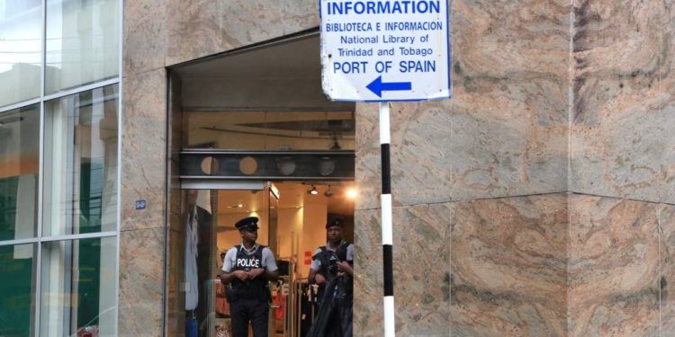 La policía patrulla un edificio público en Puerto España, Trinidad y Tobago, el 30 de diciembre de 2024.