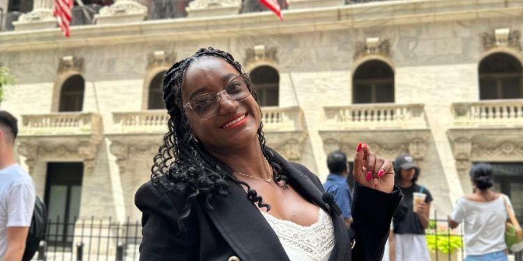 Ilay, con su habilidad contable, juega un papel crucial en la gestión y crecimiento de Inmigrantes Solutions.