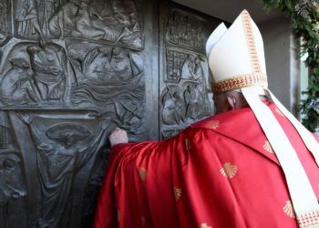El Papa Francisco abre una Puerta Santa, una de las cinco que estarán abiertas durante el Año Santo Católico de 2025, en la prisión de Rebibbia, en Roma, Italia, el 26 de diciembre de 2024. Vatican Media/Reuters