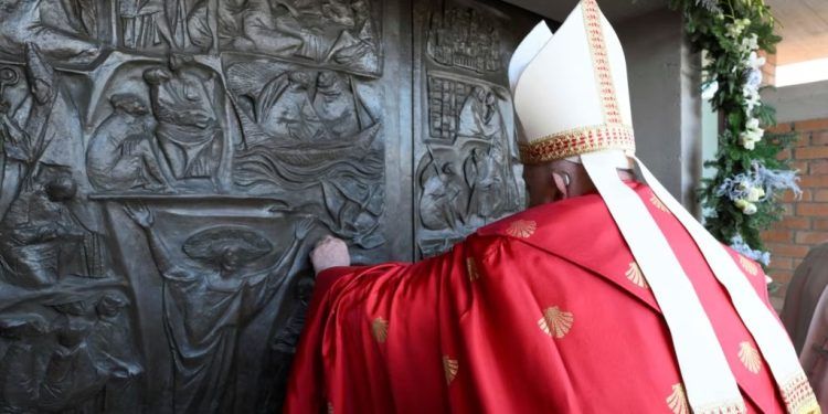 El Papa Francisco abre una Puerta Santa, una de las cinco que estarán abiertas durante el Año Santo Católico de 2025, en la prisión de Rebibbia, en Roma, Italia, el 26 de diciembre de 2024. Vatican Media/Reuters